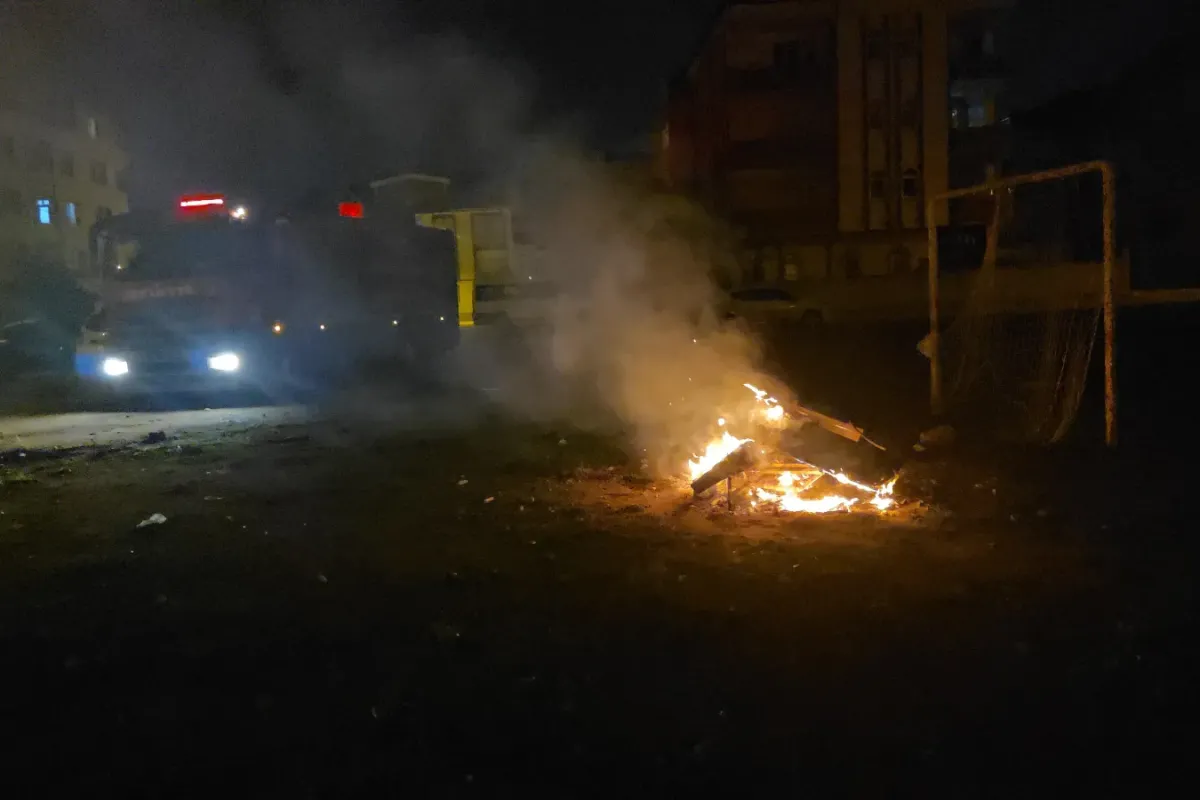 İnegöl’de boş arazide yakılan koltuk yangını söndürüldü