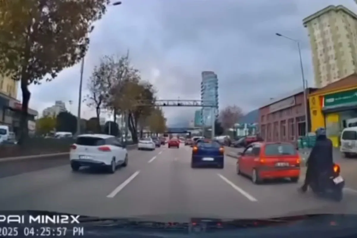 Motorcunun ölümden döndüğü anlar kamerada