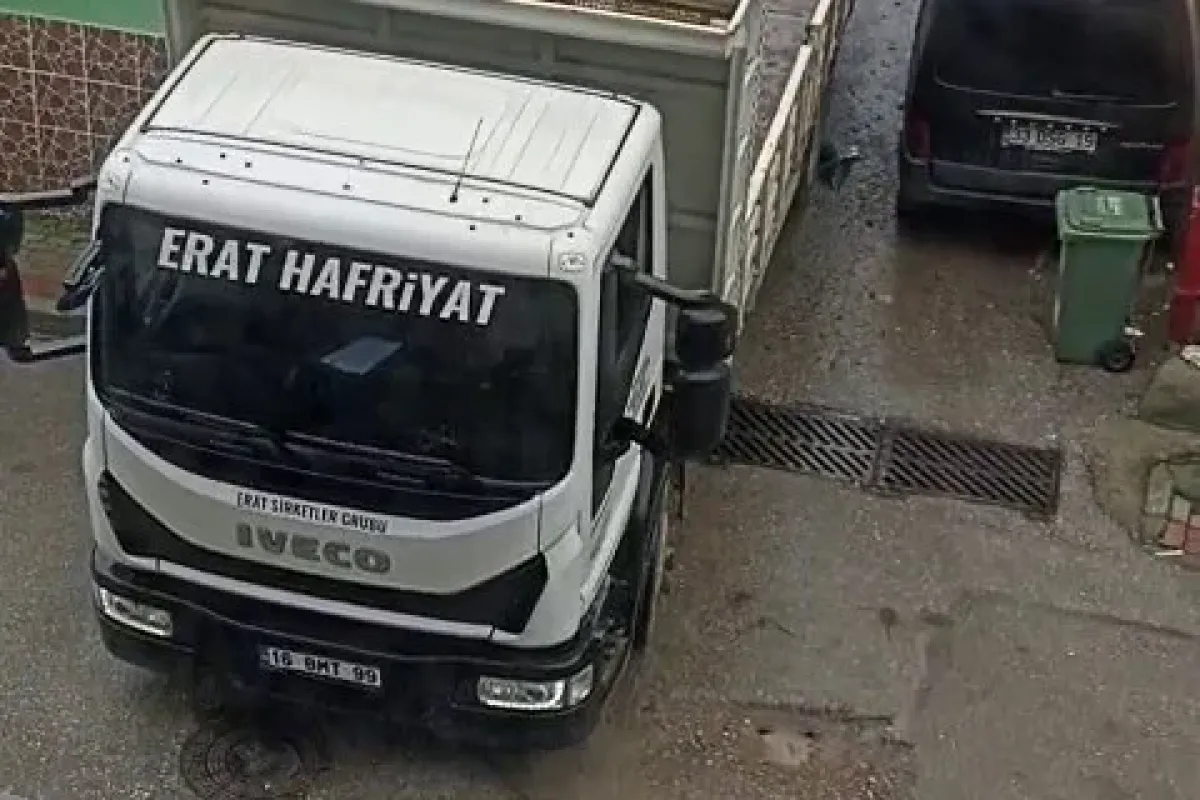 Bursa’da bir kamyon sokak arasındaki araca ağır zarar verip kaçtı