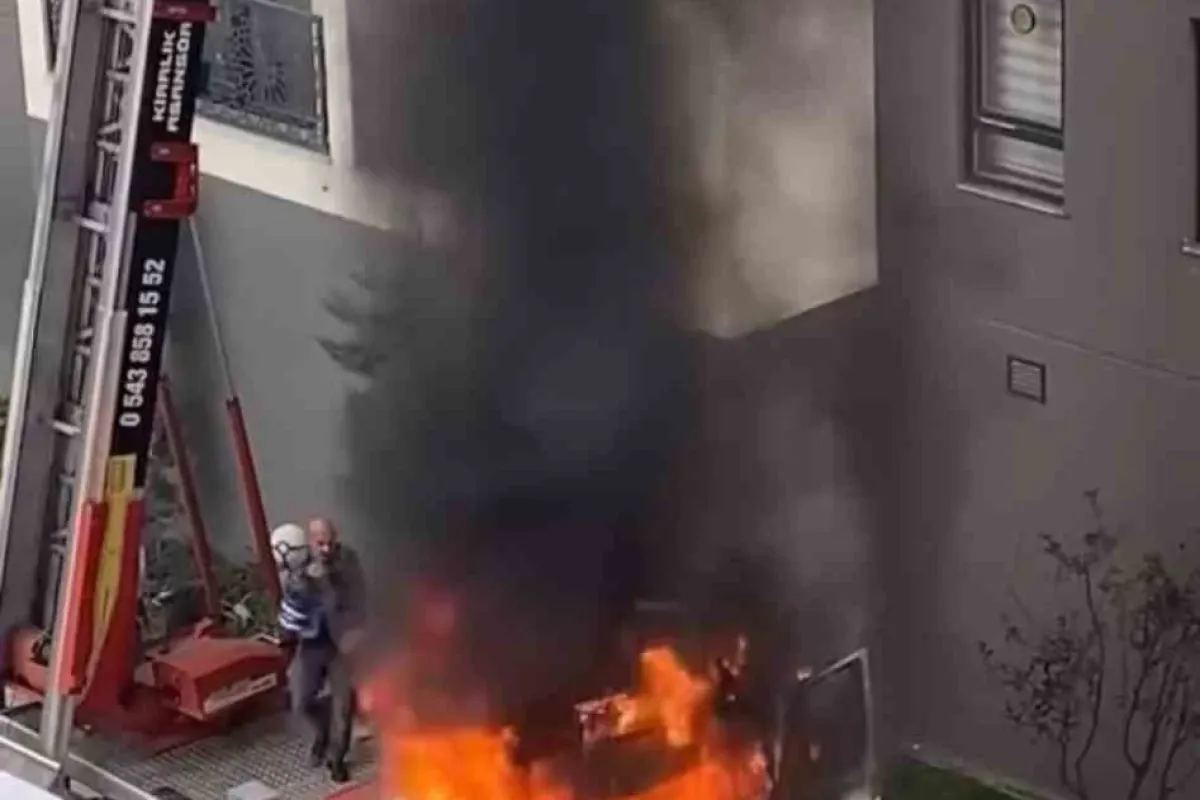 Ev taşıma kabusa döndü... Vinç alev aldı, vatandaşlar damacanayla söndürmeye çalıştı
