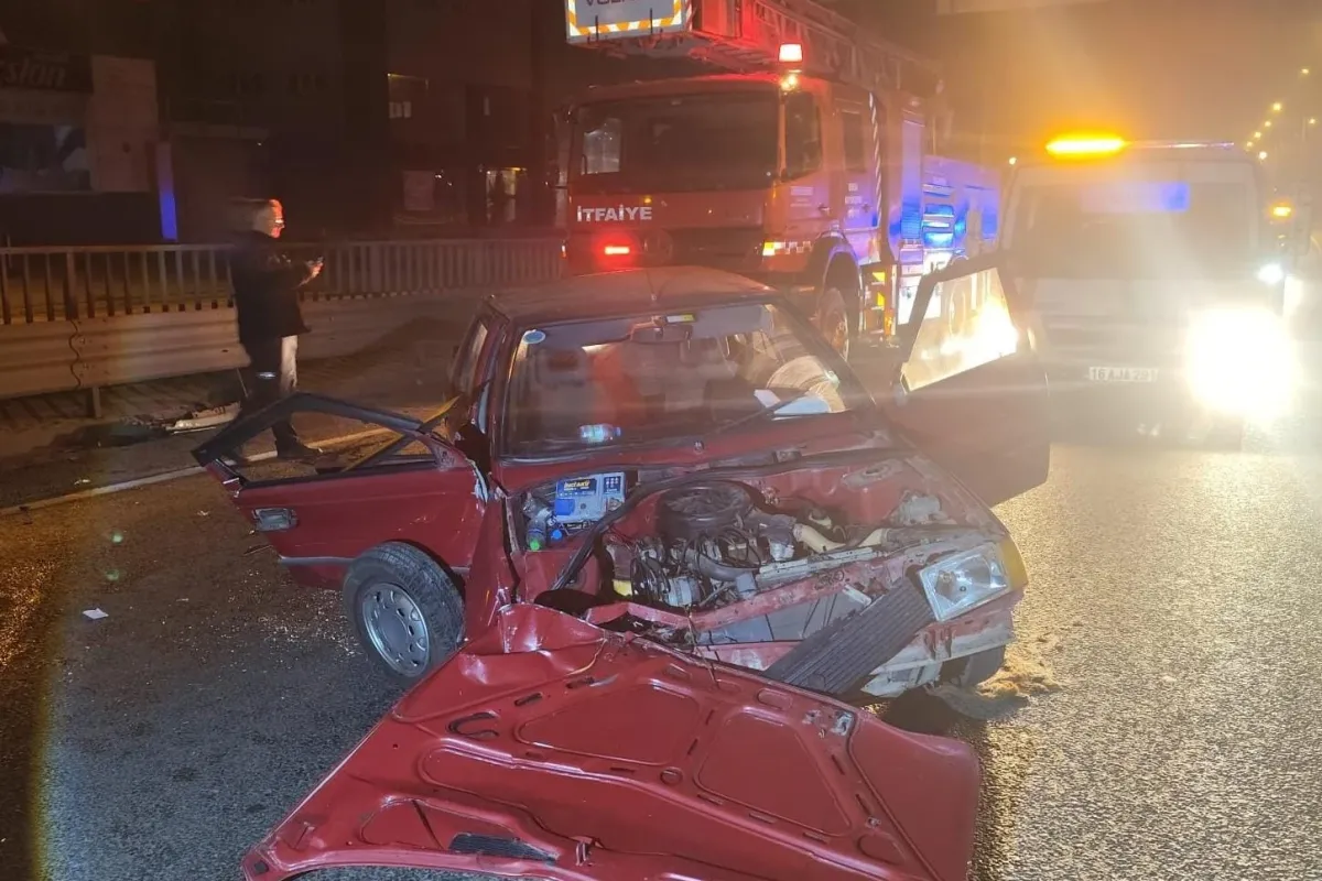 İnegöl’de kontrolden çıkan otomobil bariyerlere çarptı, 1’i ağır 2 kişi yaralandı