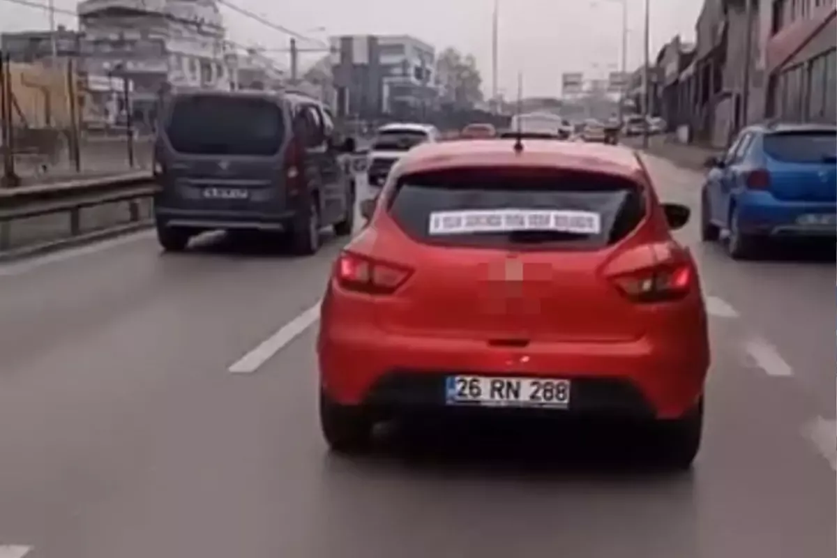 Kadın sürücü aracına öyle bir yazı yazdı ki...