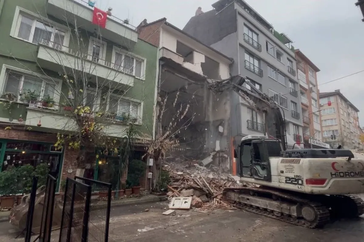 Bursa'da ilginç yıkım, bina asılı kaldı