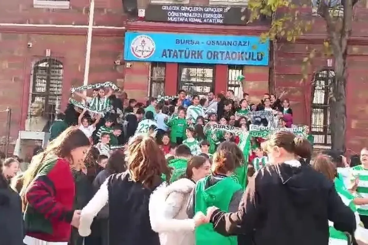 Bursa’da öğrenciler Bursaspor kıyafetleriyle okula geldi