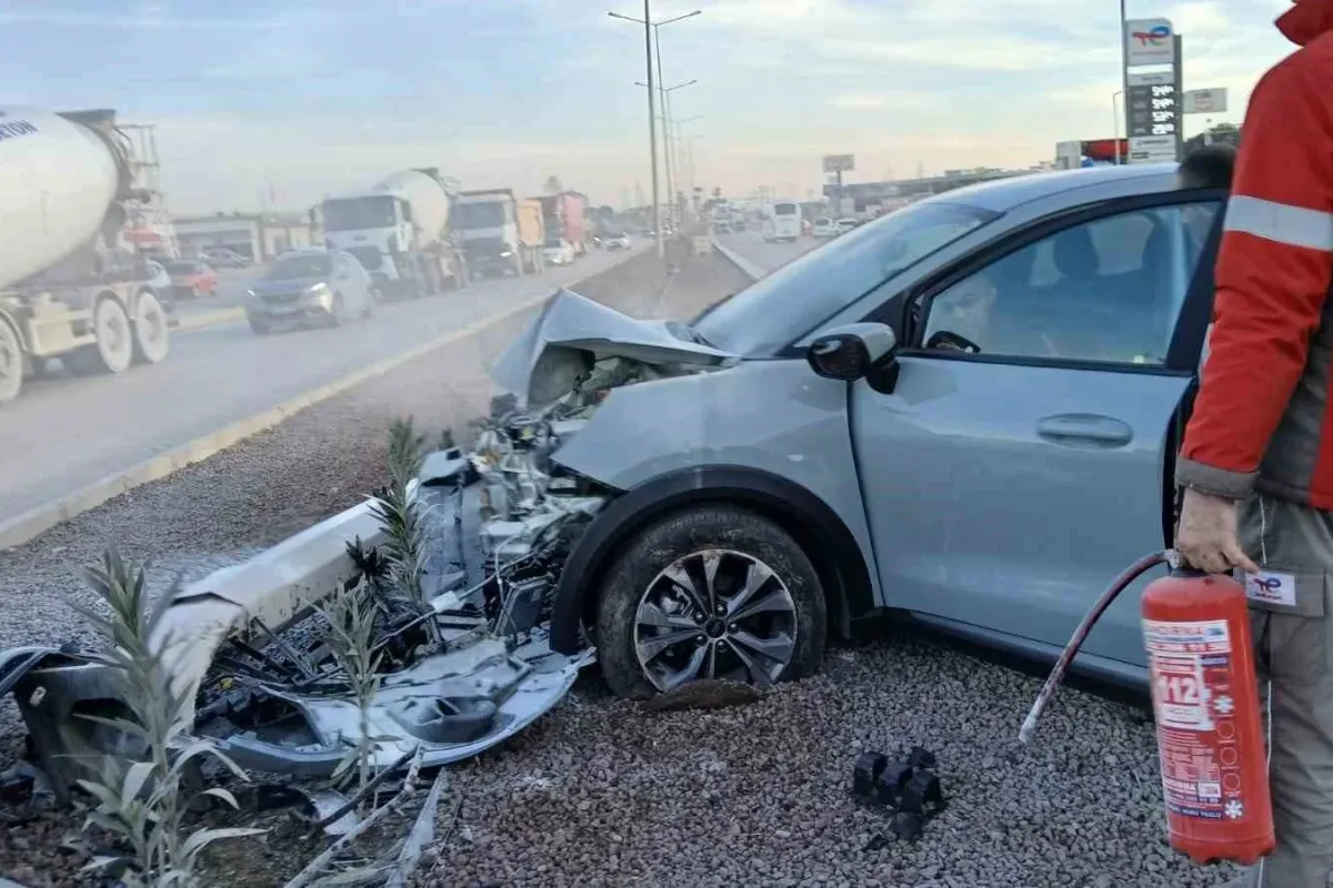 Hurdaya dönen araçtan yaralı kurtuldu
