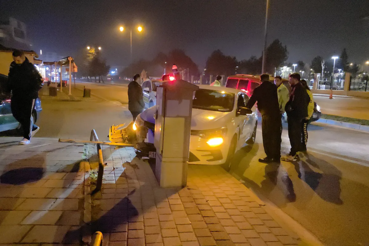 İnegöl’de kontrolden çıkan otomobil trafoya çarptı