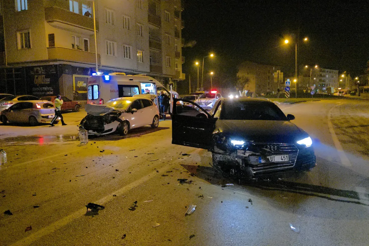 İnegöl’de iki otomobil çarpıştı, araçlardan biri yandı