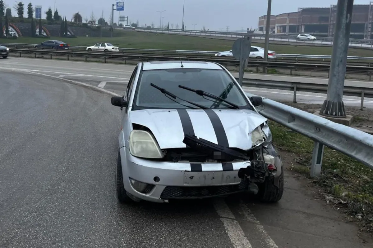 İnegöl'de otomobil bariyerlere ok gibi saplandı! 2 yaralı