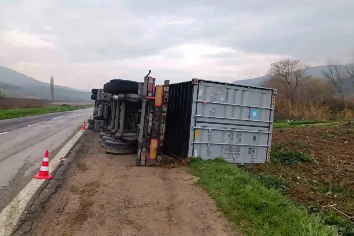 Bilecik’te devrilen tırın sürücüsü yaralandı