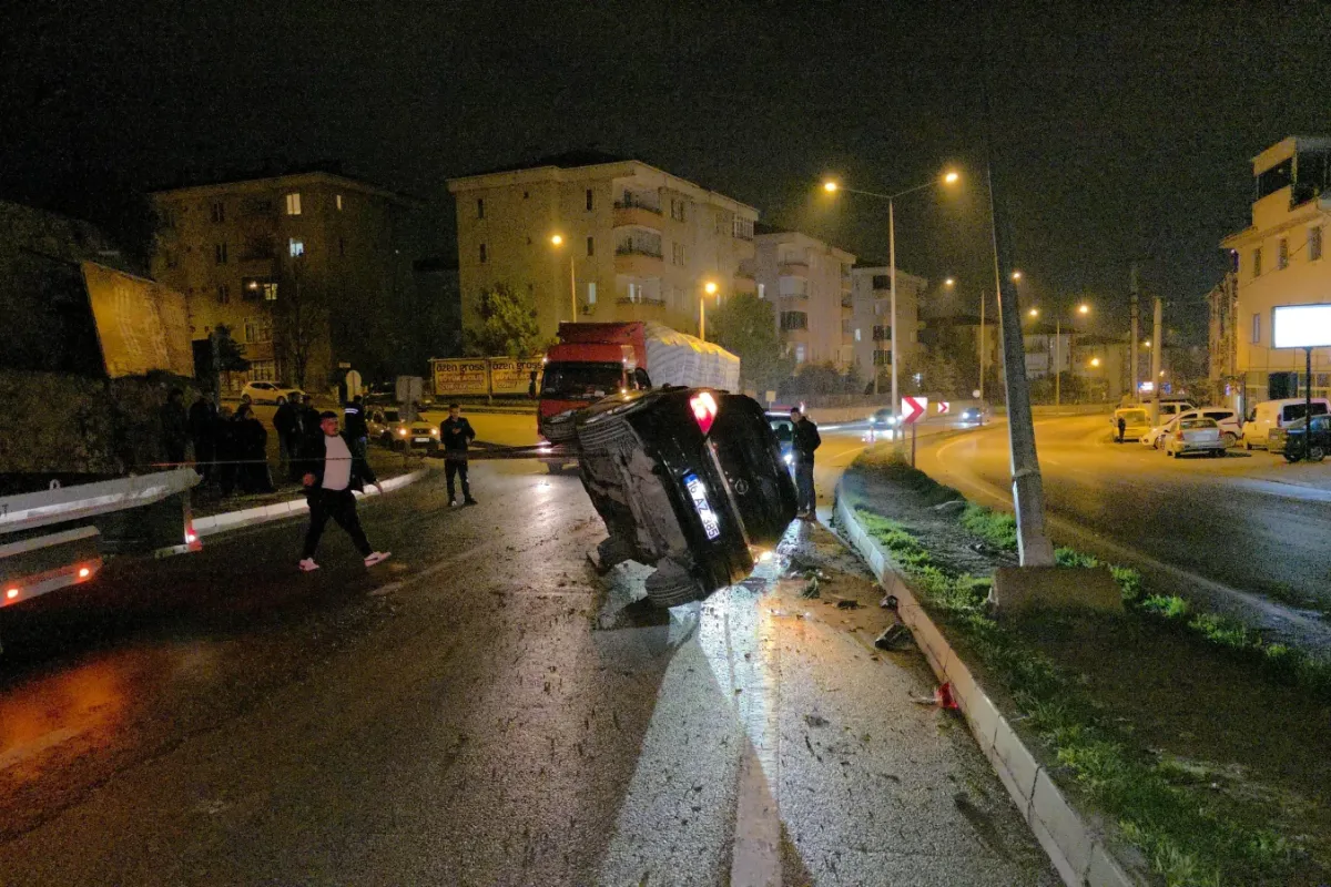 İnegöl’de kaygan yolda takla atan otomobilde 2 yaralı