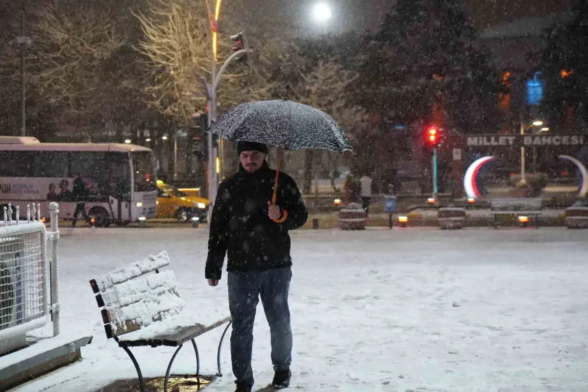 Erzincan şehir merkezinde kar yağışı etkili oldu