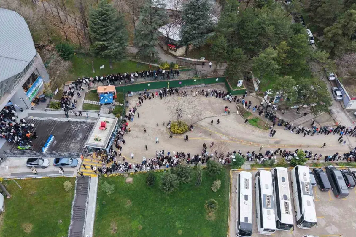 Yüzlerce metre kuyruk, herkes aynı şeyi istiyor