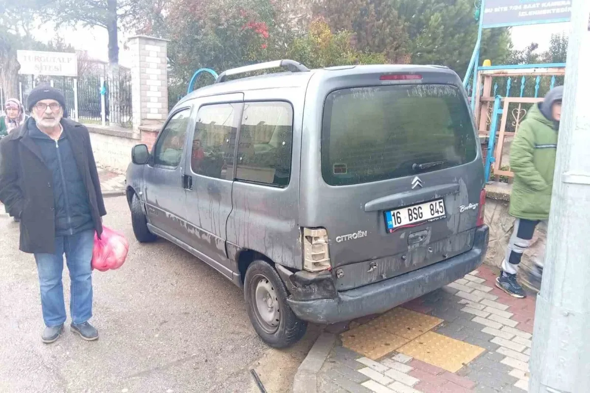 Bursa’da otomobil hafif ticari araca çarptı: 2 yaralı