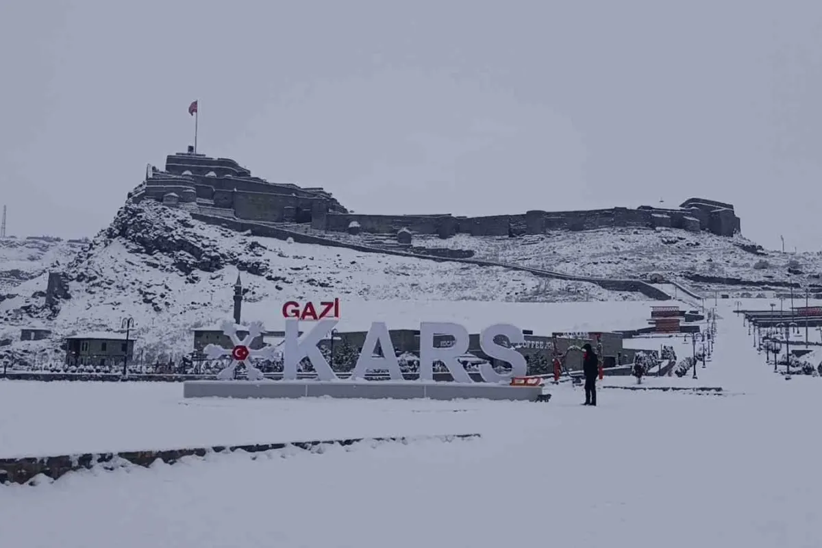 Kars’ta yoğun kar nedeniyle okullar tatil edildi