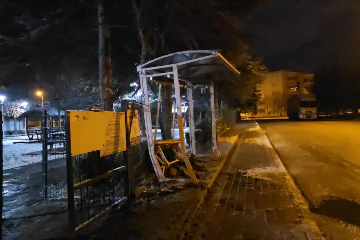 İnegöl'de gece yarısı durağa daldı; 1 yaralı
