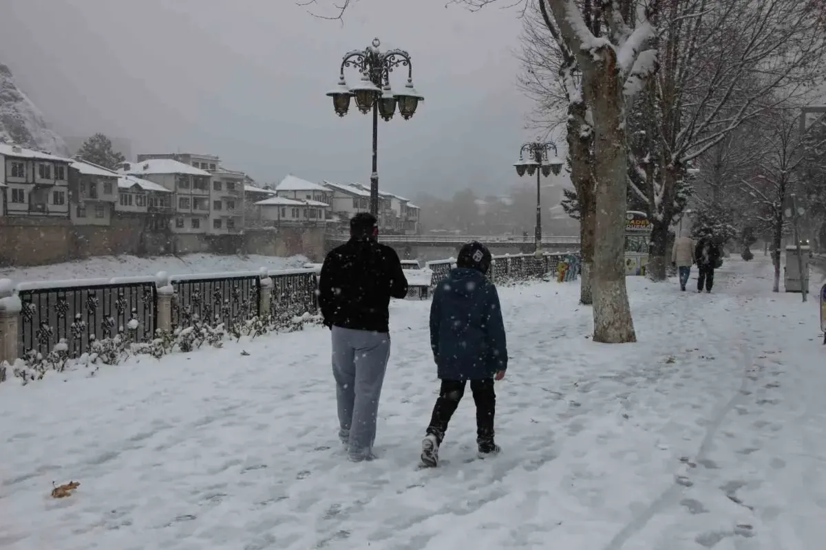 Amasya’da kar yağışı nedeniyle okullara 1 gün ara verildi