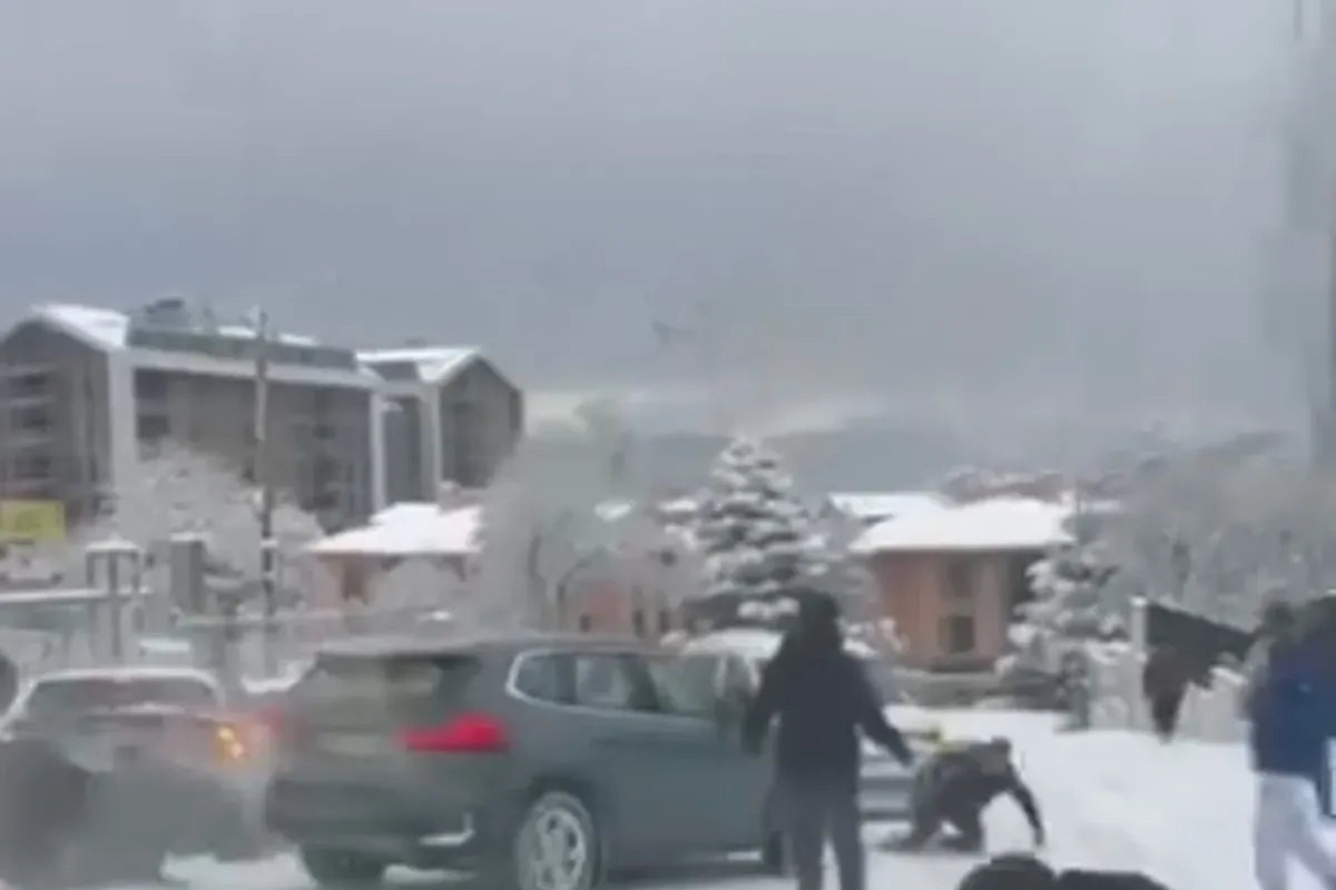 Bursa’da korku dolu anlar: Kayan araç vatandaşların arasına daldı