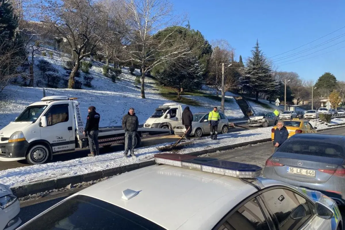Buzlanma zincirleme kazaya yol açtı! 4 yaralı