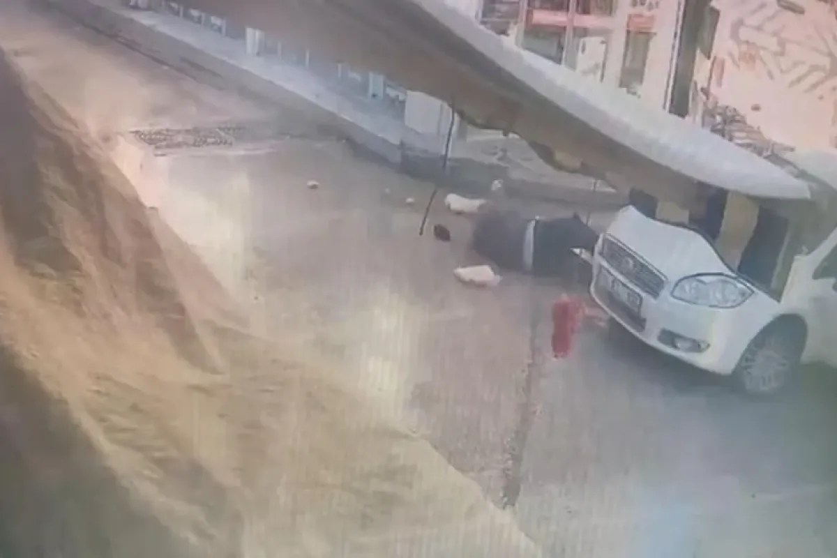 Kavşakta can pazarı! Yaya aracın altında kaldı