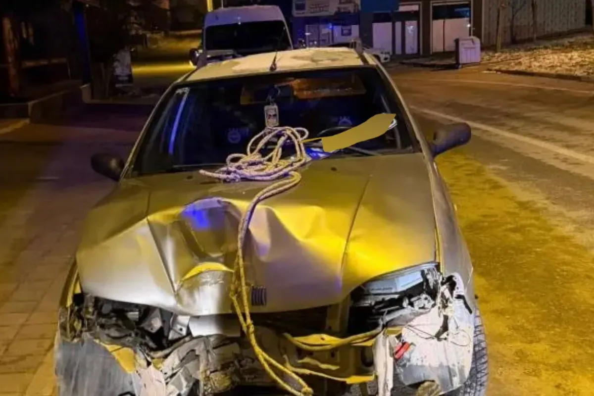 İnegöl’de feci kaza! Otomobil direğe ok gibi saplandı