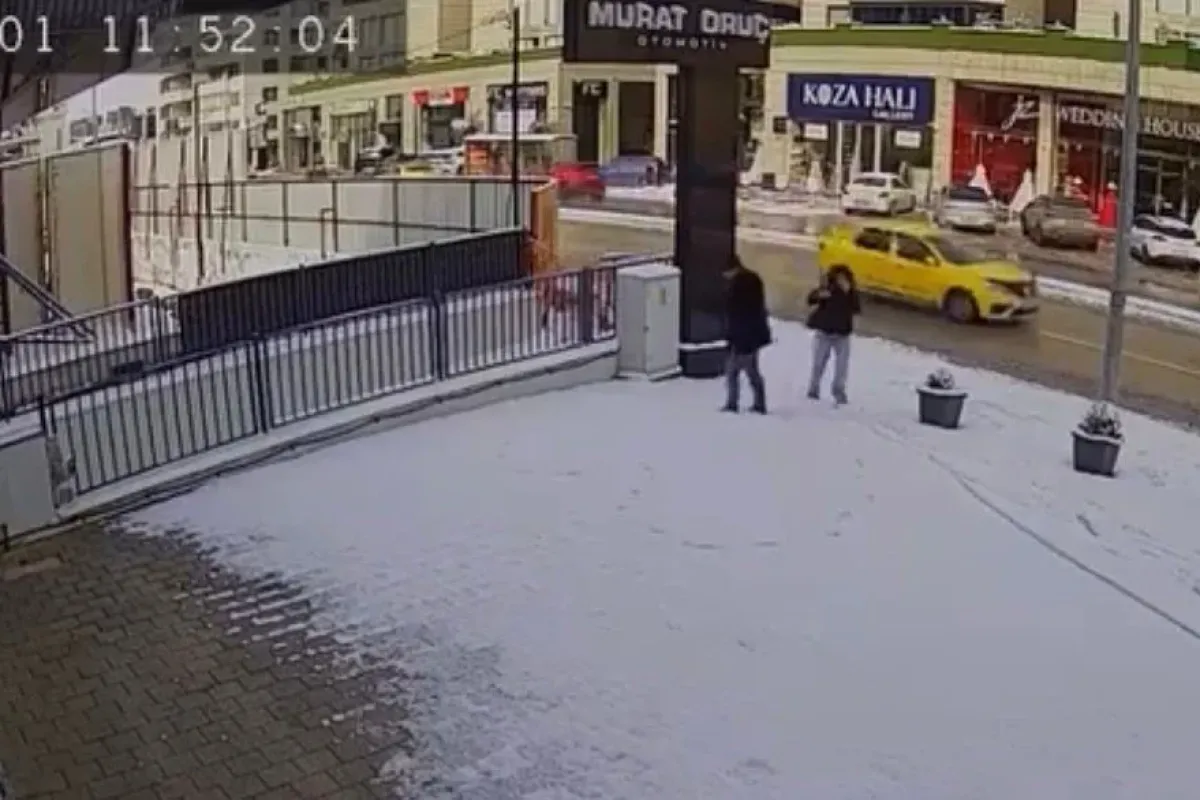 Bursa’da karla kaplanan kaldırımda kalp çizdiler, güvenlik kamerasını izleyenlerin içi ısındı
