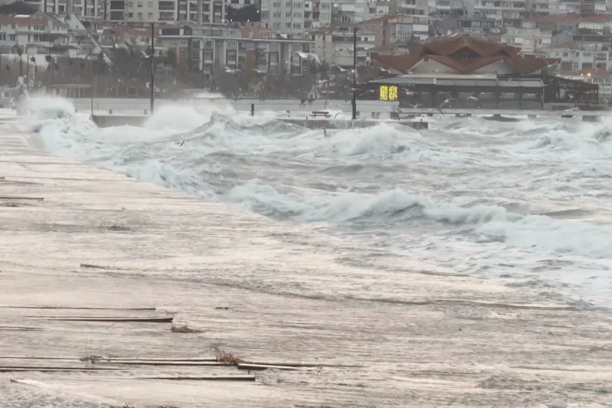 İstanbul’da lodos nedeniyle deniz seferleri iptal edildi