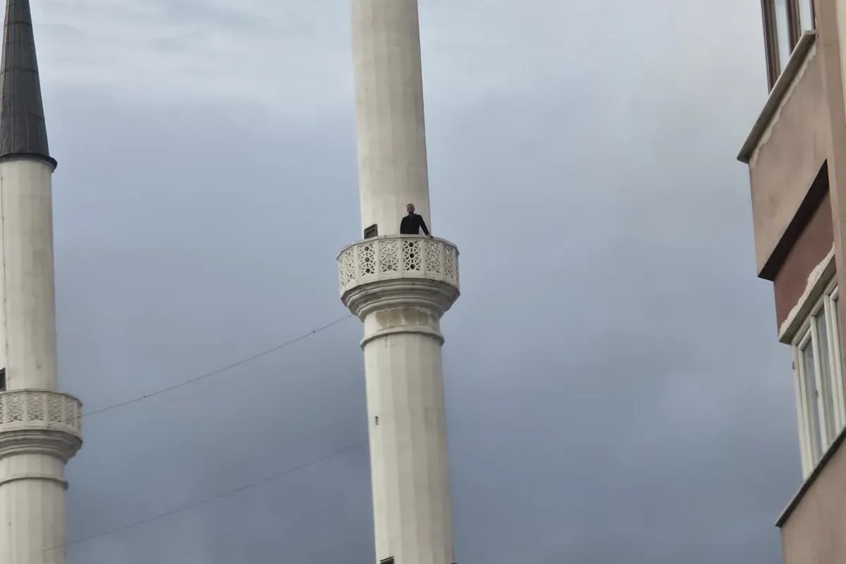 İnegöl'de sıcak dakikalar intihar için minareye çıktı
