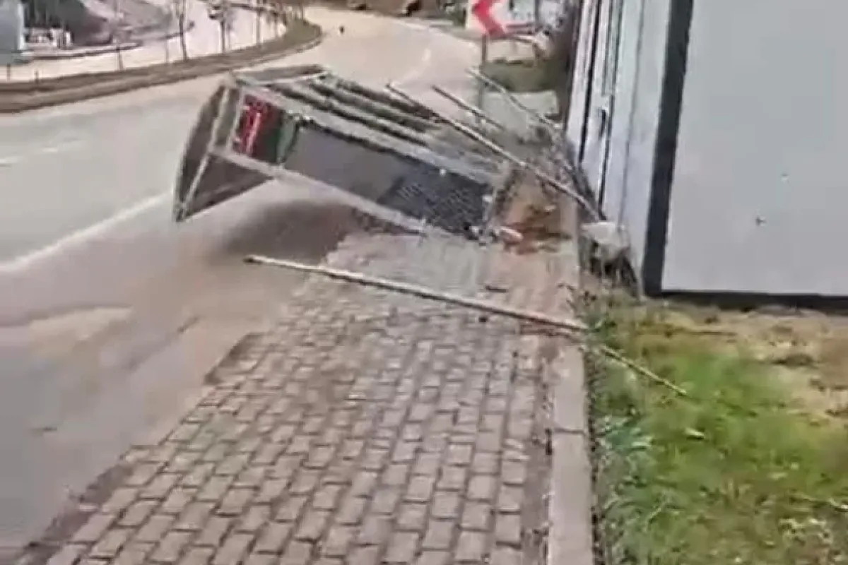 Kentte panik anları! Fırtına durakları devirdi, ağaçları kökünden söktü