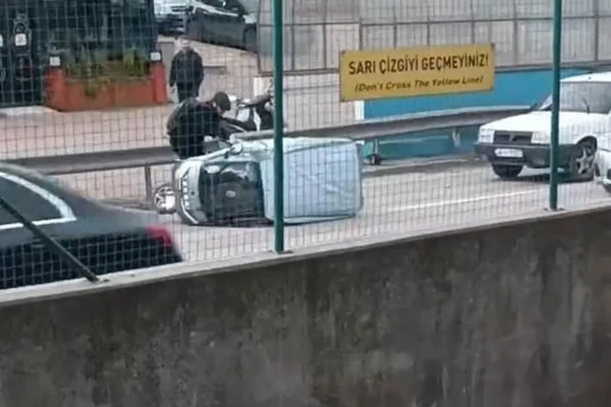 Şiddetli rüzgar otomobili devirdi