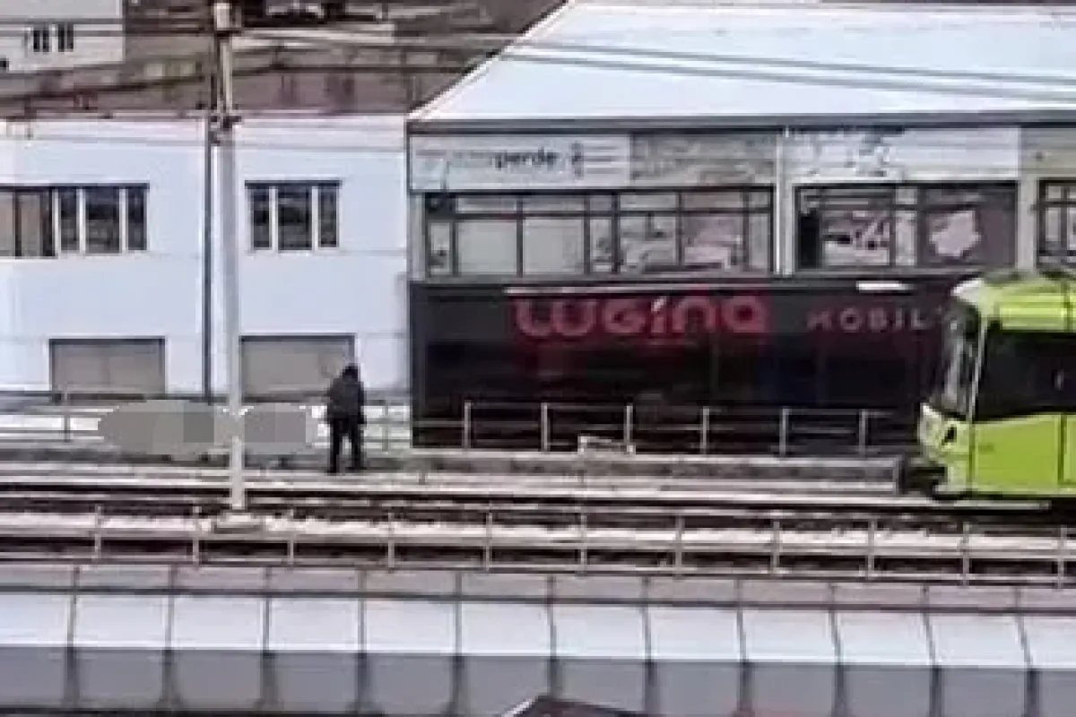 Rüzgarın kopardığı tabela metro hattına düştü