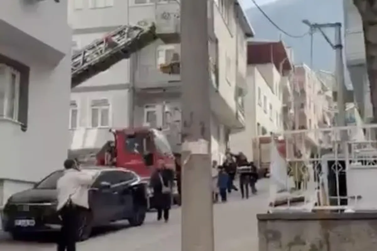 3 yaşındaki yeğenine bıçak dayadı!