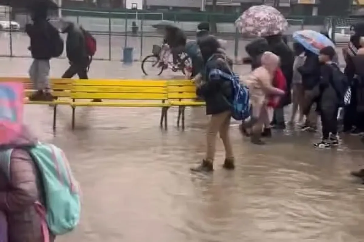 Sel ve fırtınada mahsur kalan öğrenciler için banklardan köprü