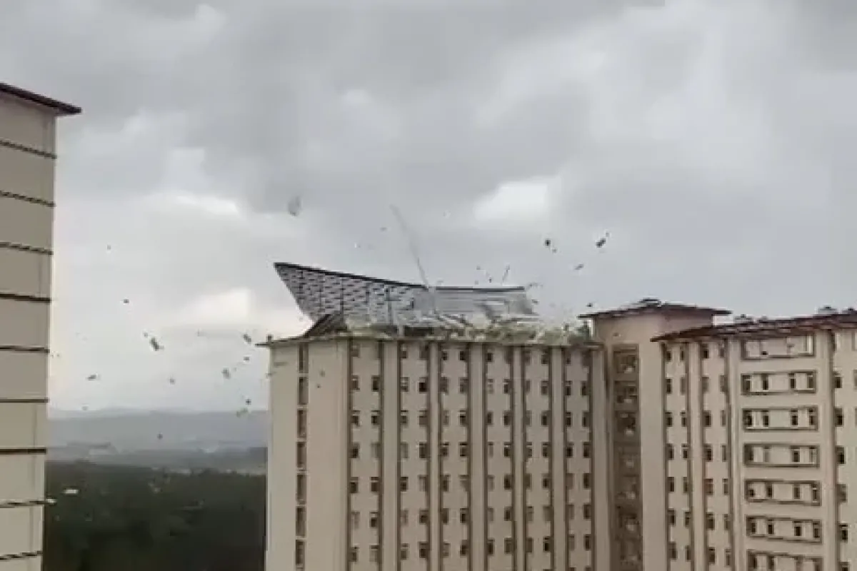 Bursa’da şiddetli fırtına çatıları böyle uçurdu