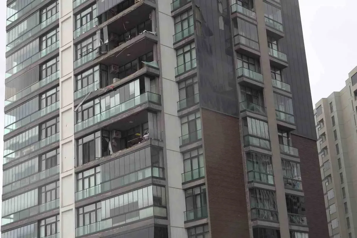 Lüks sitenin cam balkonları lodosla beraber uçtu