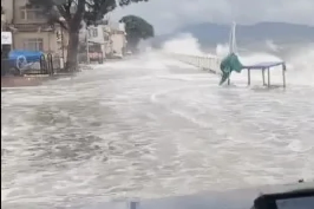 Kentte hayat felç oldu! Deniz kara ile birleşti tekneler parçalandı