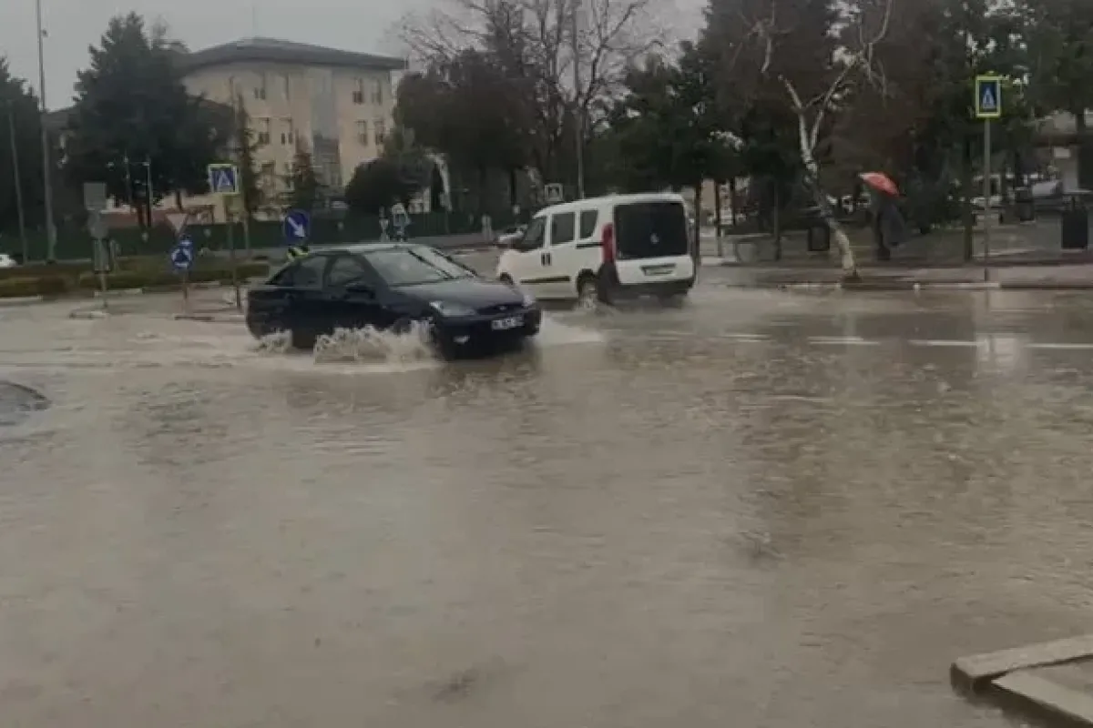 İnegöl’de Sağanak Yağış Sonrası Yollar Göle Döndü