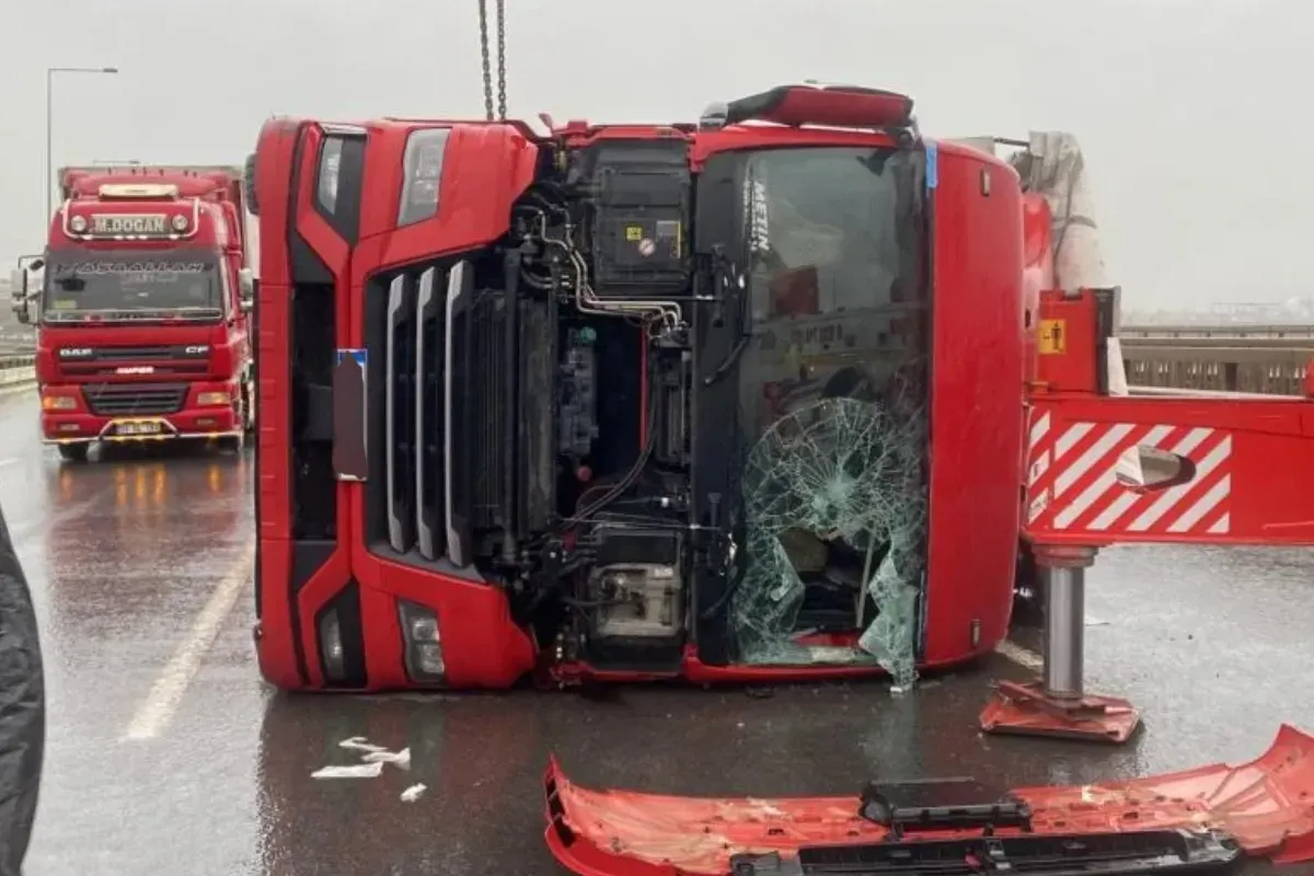 Kuzey Marmara Otoyolu Kocaeli geçişinde tırlar devrildi