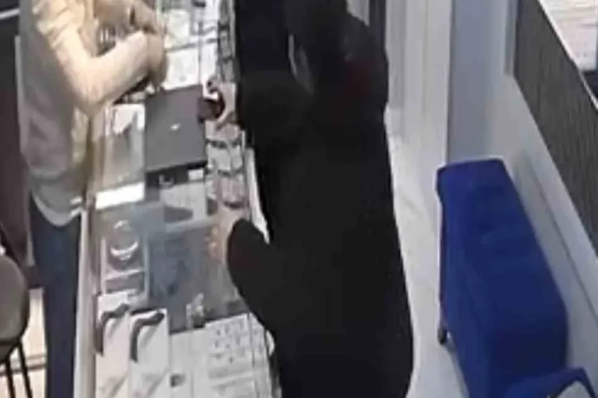 Bursa’da kamera şakası gibi soygun girişimi kamerada