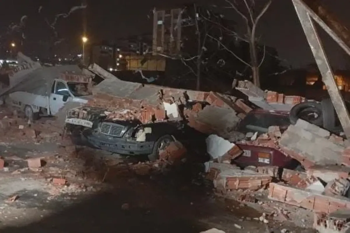 Bursa’da lodos duvarı devirdi, altında kalan 10 araç hasar gördü