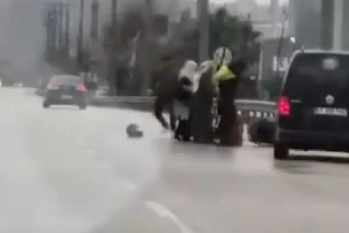 İnegöl yolunda sürücü ile motokurye birbirine girdi!