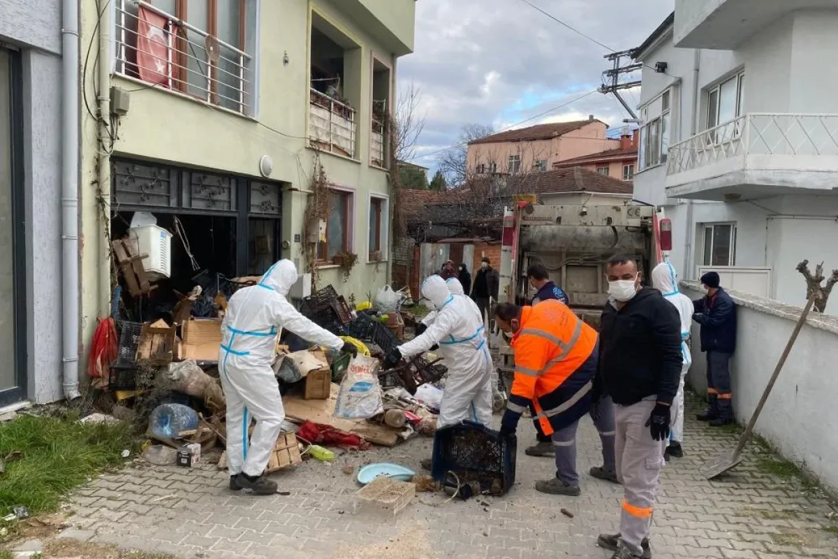 2 katlı evden 9 kamyon çöp çıktı