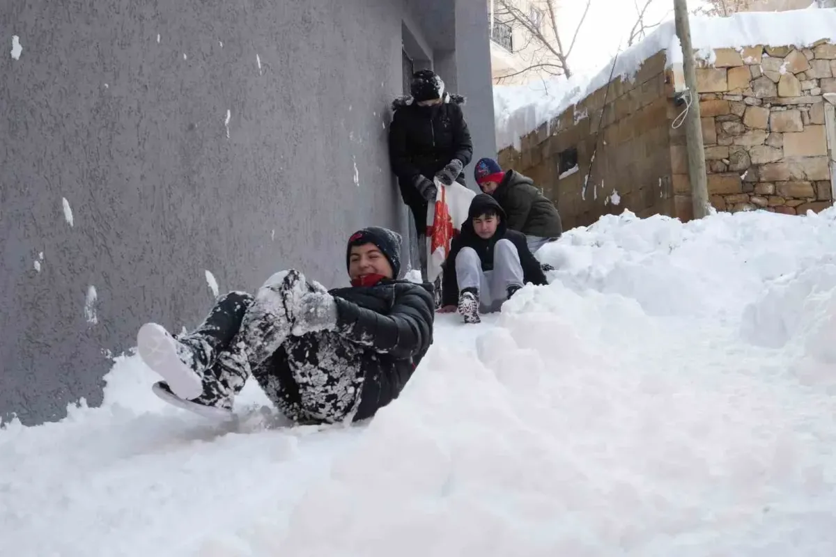 Bayburt’ta yoğun kar yağışı nedeniyle eğitime 1 gün ara