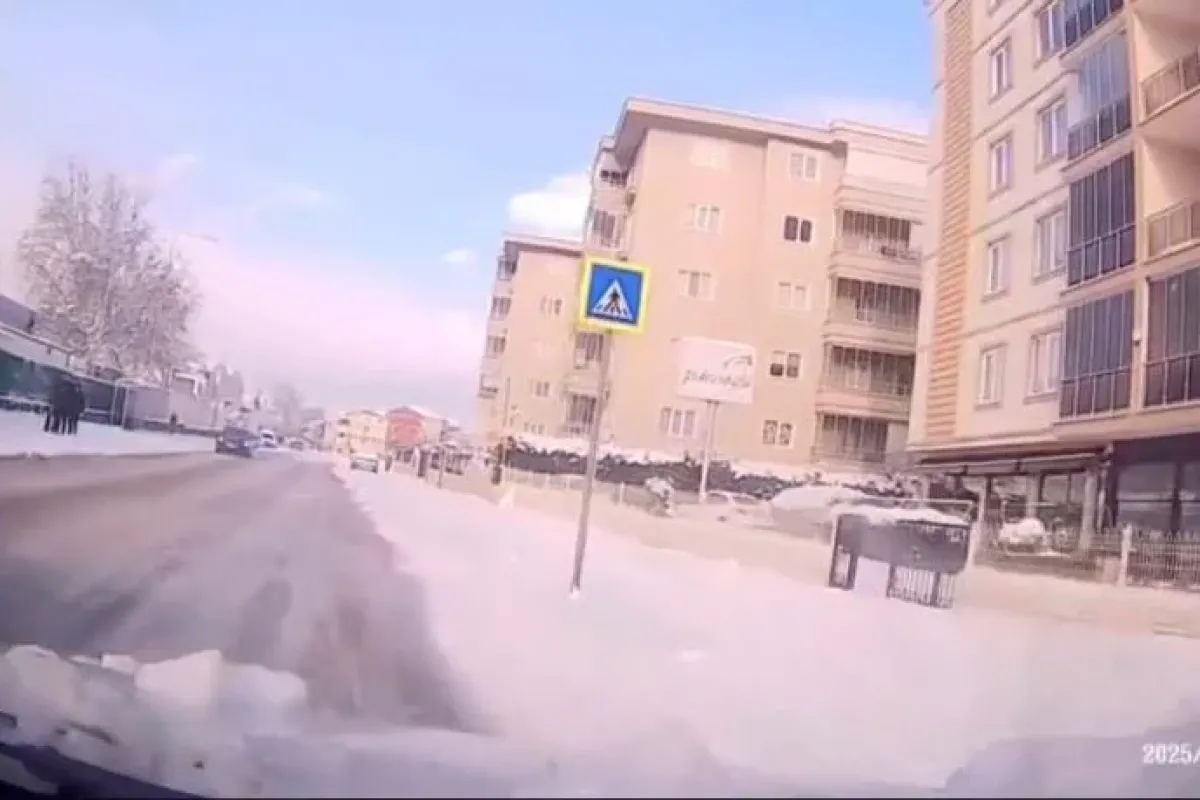 Buzlanma trafiği felç etti! Araçlar birbirine girdi