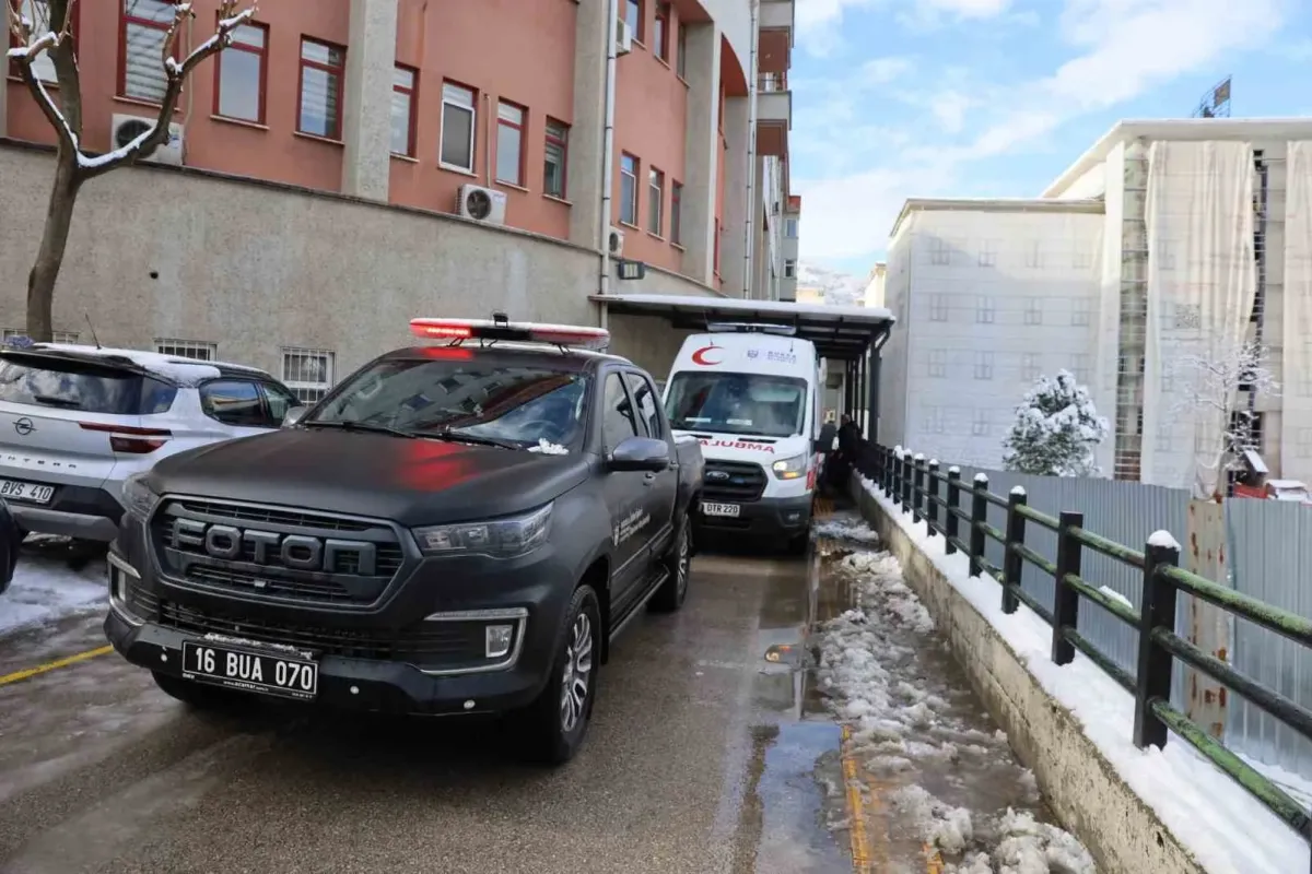 Kardan yolu kapanan hastaya büyükşehir ekipleri yetişti