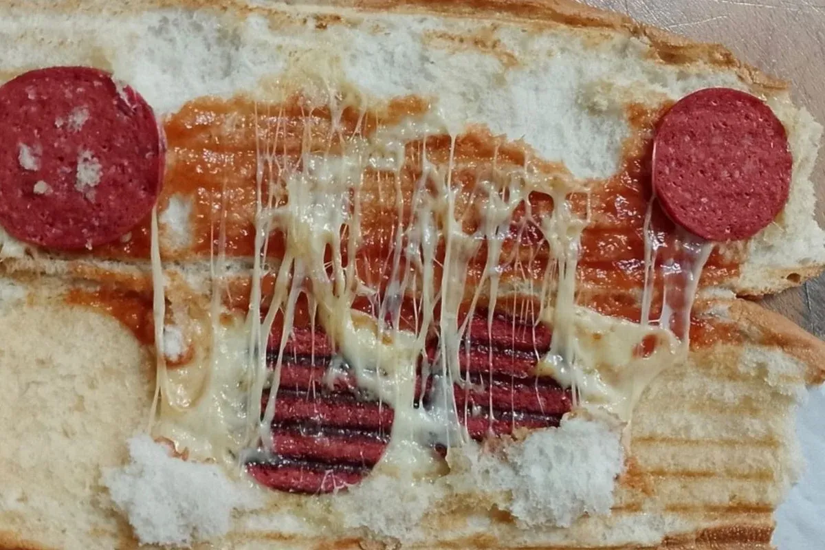 İnegöl'de bir öğrencinin paylaştığı tost fotoğrafı gündem oldu!