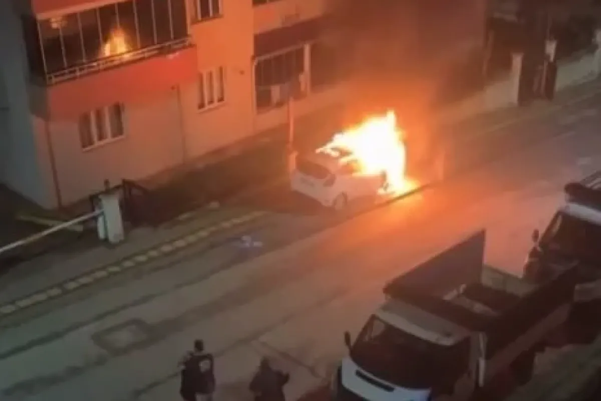 Kentte otomobiller alev alev yandı!