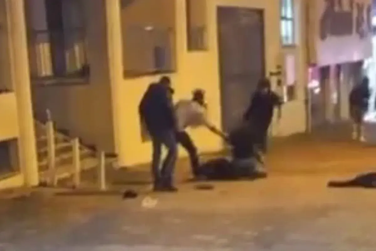 2 genç çakıyla birbirini yaraladı