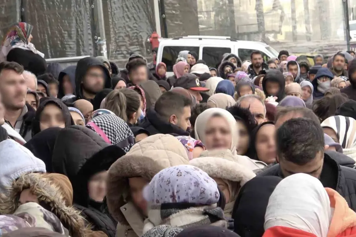 Bursa’da indirim izdihamı: 100 liralık alışveriş için dondurucu soğukta saatlerce beklediler