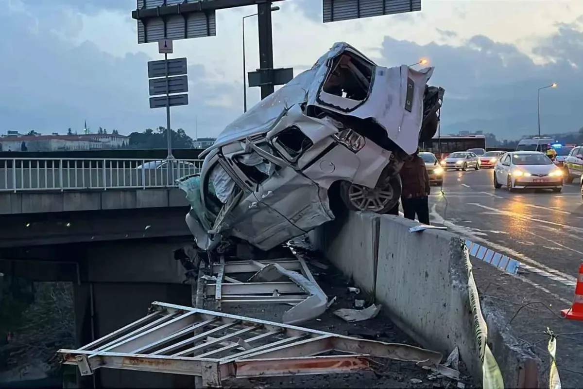 İzmir Buca’da freni boşalan kamyon kazası: 3 yaralı
