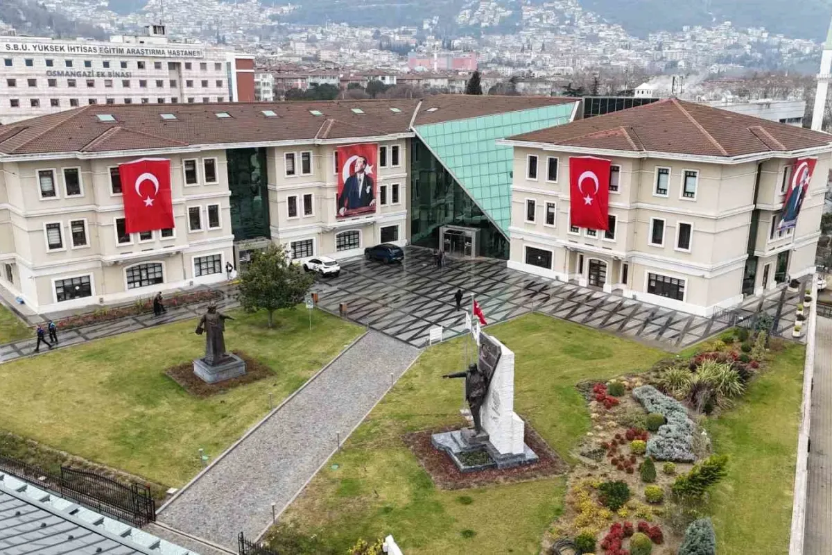 Osmangazi Belediyesi binalarını Türk Bayraklarıyla donattı